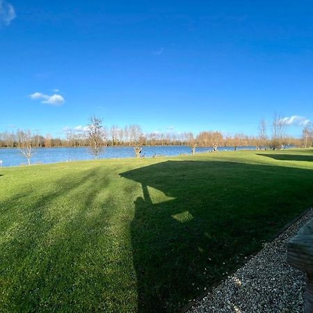 Reeds Lodge, Lake Pochard South Cerney Exteriör bild