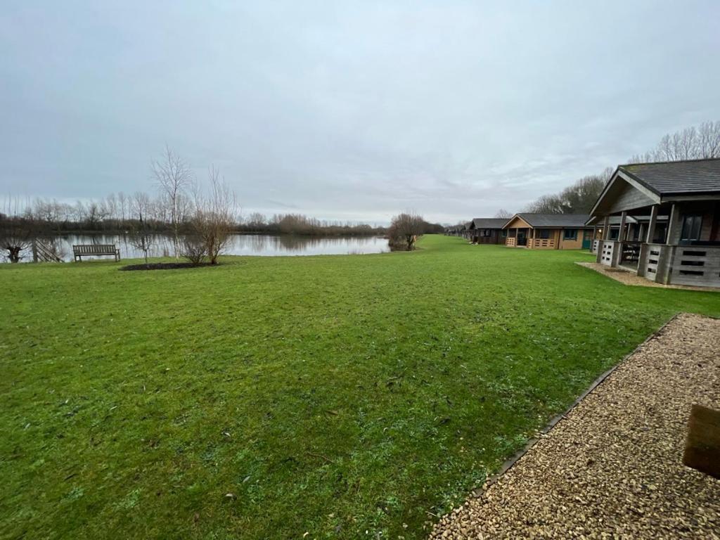 Reeds Lodge, Lake Pochard South Cerney Exteriör bild