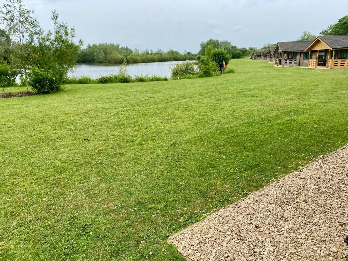 Reeds Lodge, Lake Pochard South Cerney Exteriör bild